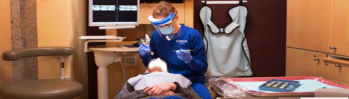 牙科学生在牙科诊所为另一个人治疗